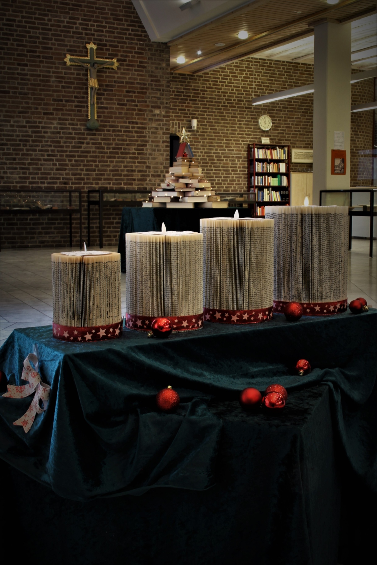 Bibliothek-Adventskranz_und_Weihnachtsbaum